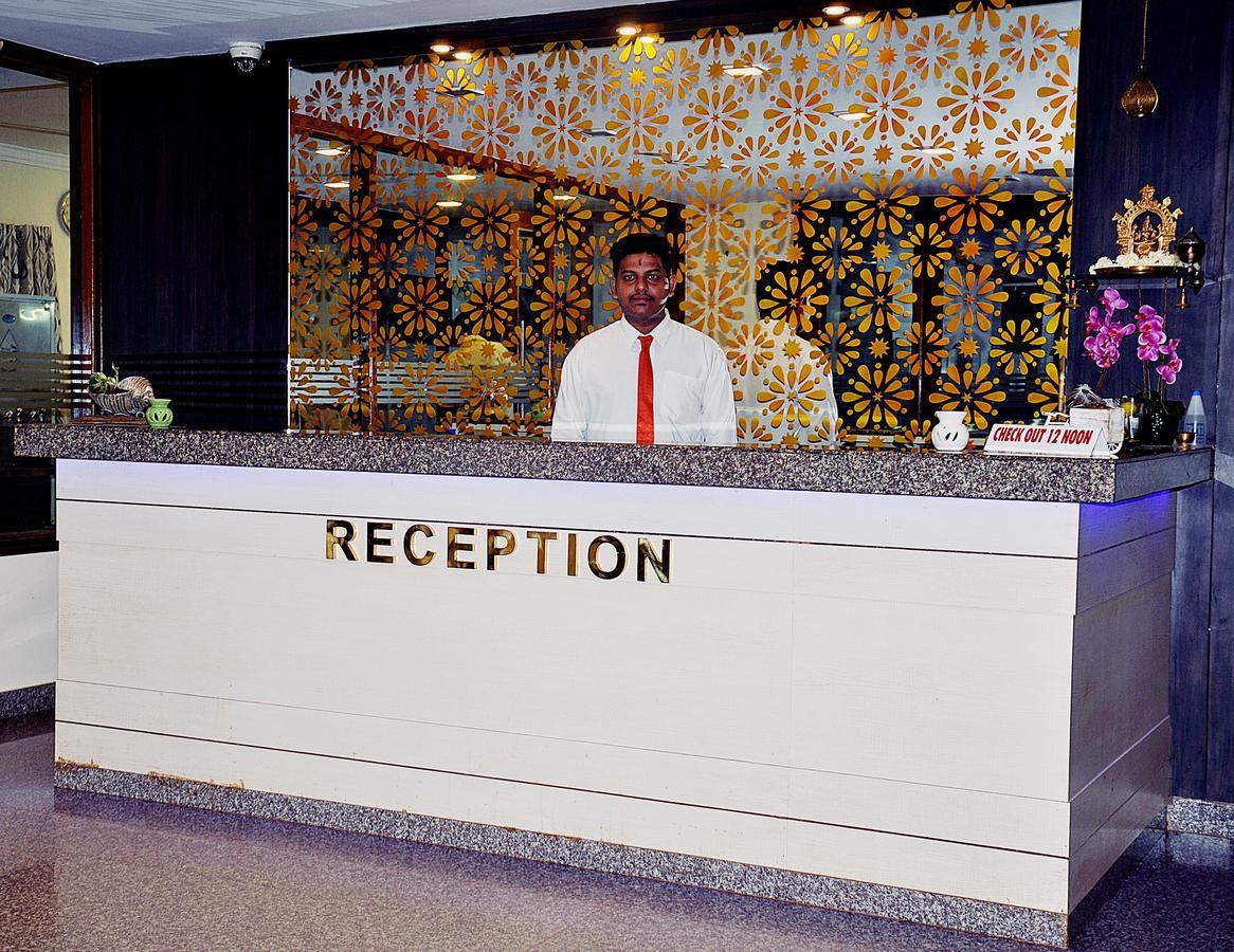 Hotel Mookambika Palace Kolluru Exteriör bild