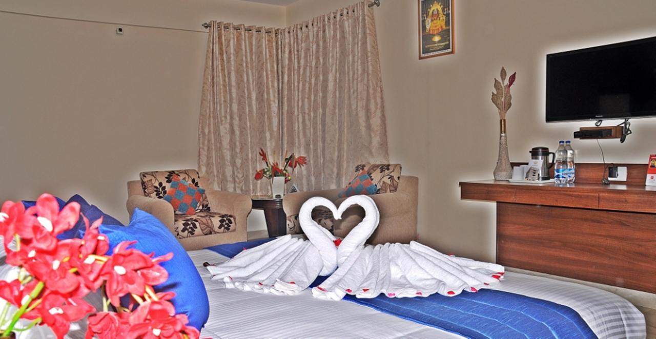 Hotel Mookambika Palace Kolluru Exteriör bild